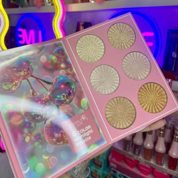 Simply Bella Cherrylicious 24 Eyeshadow Blush Contour Pallet - Picture 2 of 5